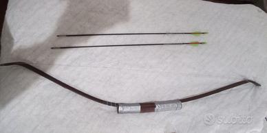 Arco in legno e due frecce.