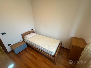 letto singolo con materasso e comodino