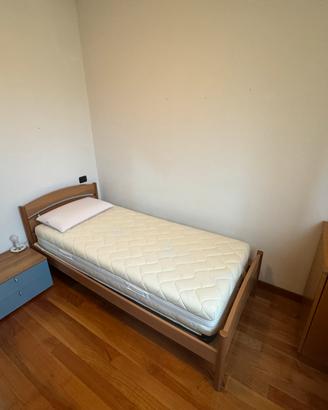 letto singolo con materasso e comodino