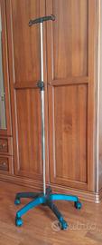Asta porta flebo con ruote