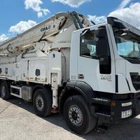 Iveco Trakker 450 con pompa calcestruzzo 49 m