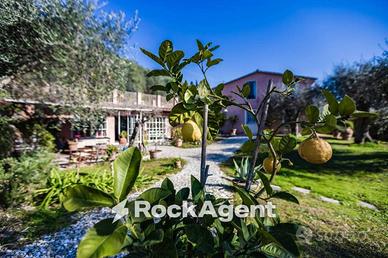 Villa di 300 m² con più di 5 locali a Massarosa