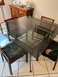tavolo in cristallo con gambe in ferrobattuto
