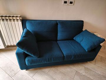 Divano in tessuto blu, 2 posti con cuscini