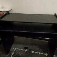 scrivania nera, porta pc