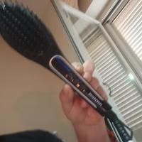 piastra per capelli e spazzola 