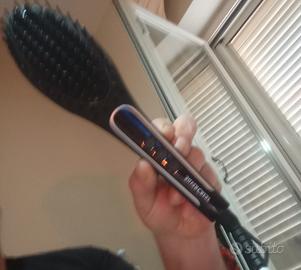 piastra per capelli e spazzola 