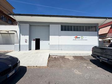 Torrenova: locale commerciale con corte privata