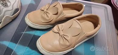 Scarpe beige con il fiocco 