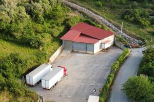 Capannone a Capri Leone