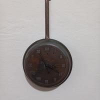 orologio da parete a forma di padella 