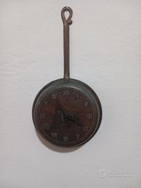 orologio da parete a forma di padella 
