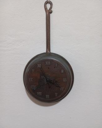 orologio da parete a forma di padella 