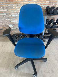 Sedia da ufficio blu con braccioli – girevole