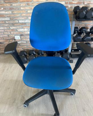Sedia da ufficio blu con braccioli – girevole