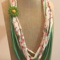 Collana in tessuto verde e multicolore