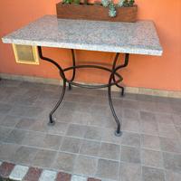 Tavolino in marmo e gambe in ferro battuto
