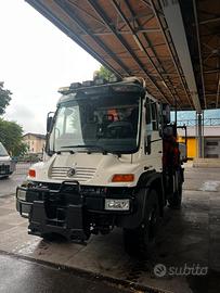 Unimog con gru