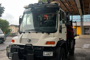 Unimog con gru