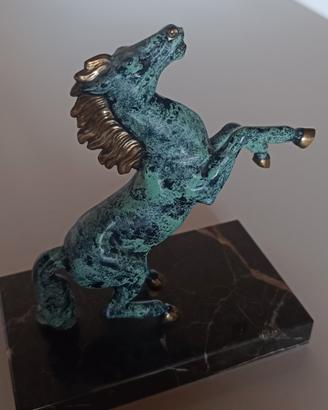 Statua cavallo rampante su base in marmo 17 cm