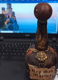 Bottiglia con tappo decorativa rep. San Marino
