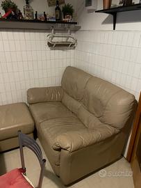 Divano in pelle 2 posti + pouf contenitore