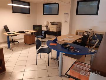 Laboratorio o deposito con box diretto