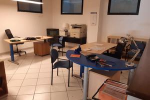 Laboratorio o deposito con box diretto