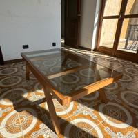 Tavolo in legno e vetro soggiorno