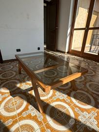 Tavolo in legno e vetro soggiorno