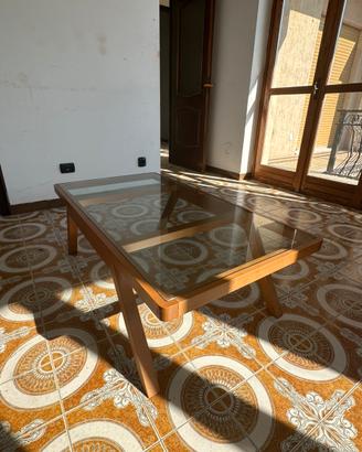 Tavolo in legno e vetro soggiorno