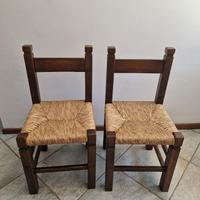 Due sedie rustiche in legno massello scuro