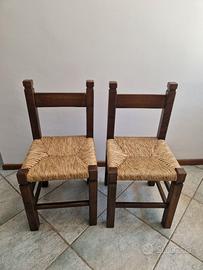 Due sedie rustiche in legno massello scuro