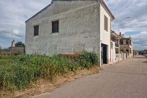 Casa indipendente con ampio giardino