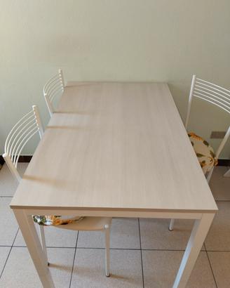 Tavolo bianco + 4 sedie 