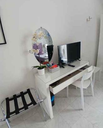 Scrivania bianca IKEA con vetro