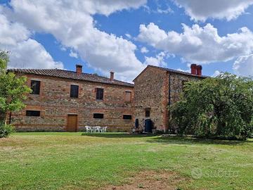 Rustico / Casale di 550 m² con 5 locali e box auto