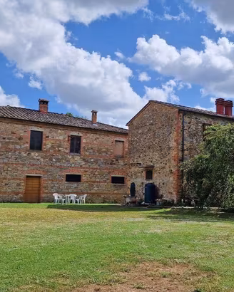 Rustico / Casale di 550 m² con 5 locali e box auto