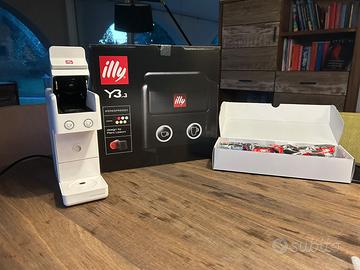 Macchina del caffe Illy