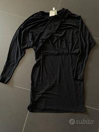 black dress con drappeggio