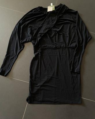 black dress con drappeggio