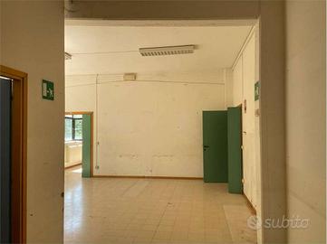Immobile di 310 m² con 4 locali a Reggio Emilia