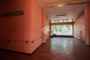 NEGOZIO A CAPRIATE SAN GERVASIO
