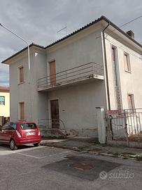 Casa singola con giardino a pochi passi dal centro
