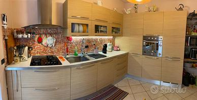 Cucina con elettrodomestici