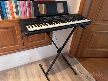 Tastiera con cavalletto Yamaha PSR E253