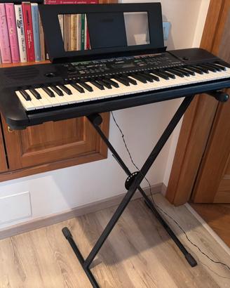Tastiera con cavalletto Yamaha PSR E253
