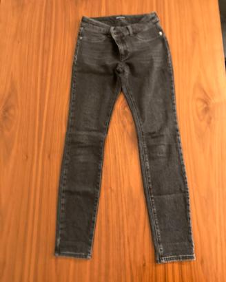 Jeans neri + dolcevita a righe Armani