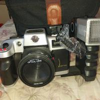 macchina fotografica con rullino e flash esterno