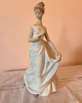 Statua in porcellana Lladró "Dama Elegante”